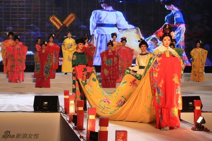 新丝路台中元宵灯会展演历代服饰及民族服饰