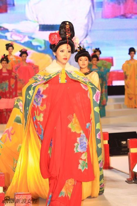 新丝路台中元宵灯会展演历代服饰及民族服饰