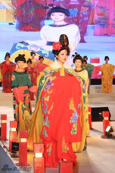 新丝路台中元宵灯会展演历代服饰及民族服饰