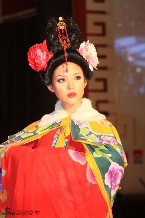 新丝路台中元宵灯会展演历代服饰及民族服饰