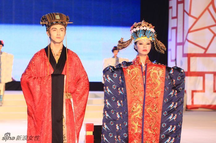 新丝路台中元宵灯会展演历代服饰及民族服饰