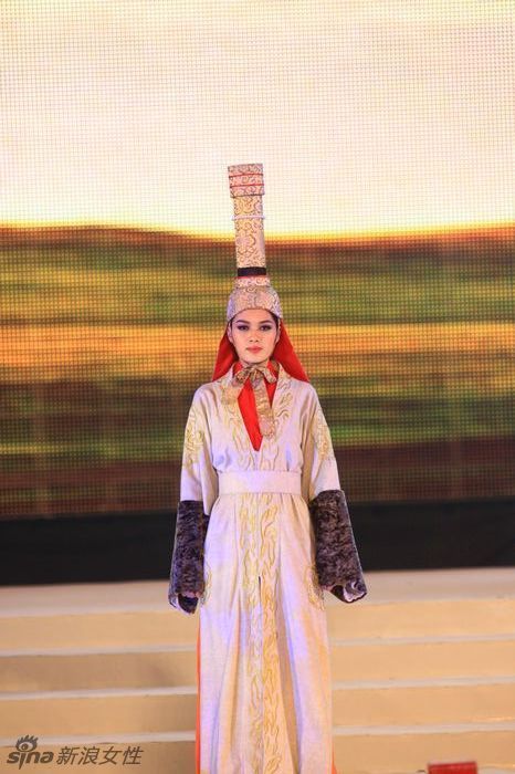 新丝路台中元宵灯会展演历代服饰及民族服饰