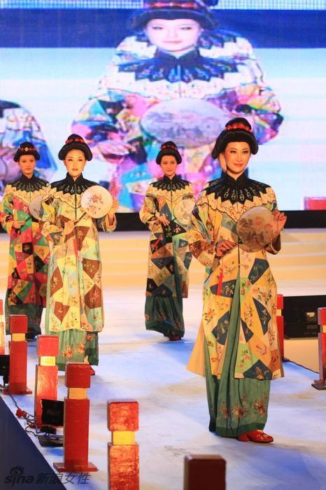 新丝路台中元宵灯会展演历代服饰及民族服饰