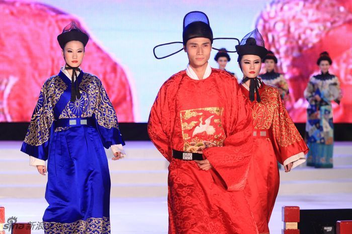 新丝路台中元宵灯会展演历代服饰及民族服饰