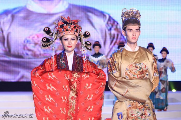 新丝路台中元宵灯会展演历代服饰及民族服饰