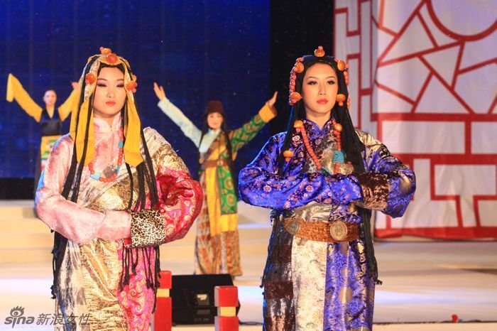 新丝路台中元宵灯会展演历代服饰及民族服饰