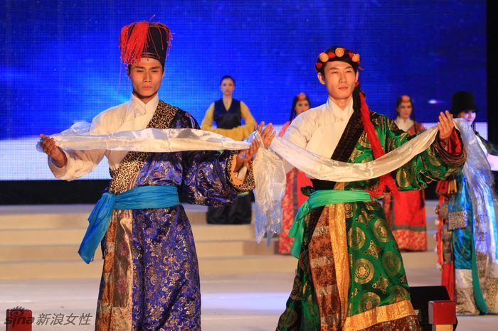 新丝路台中元宵灯会展演历代服饰及民族服饰