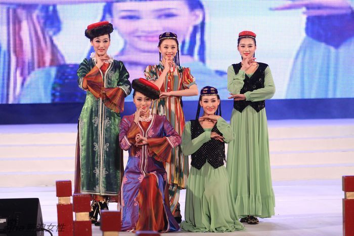 新丝路台中元宵灯会展演历代服饰及民族服饰