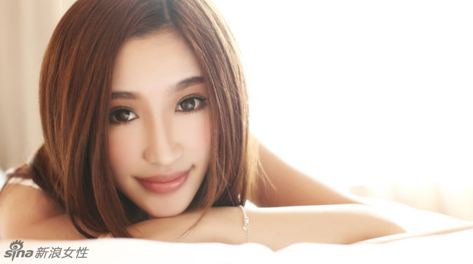 美女私房照 电眼美女的深V诱惑