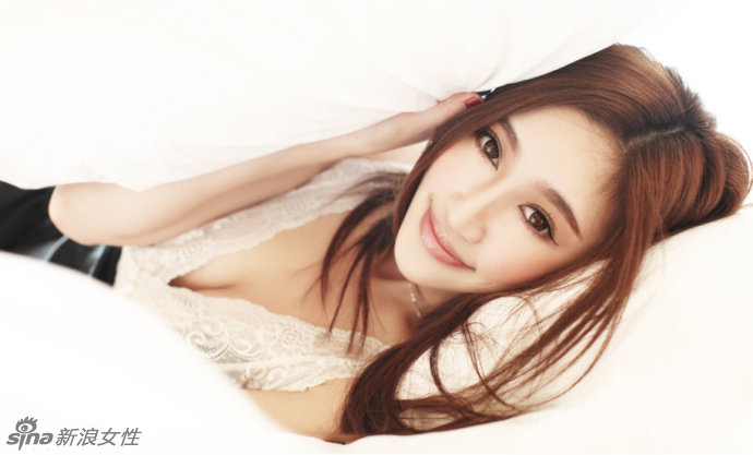 美女私房照 电眼美女的深V诱惑