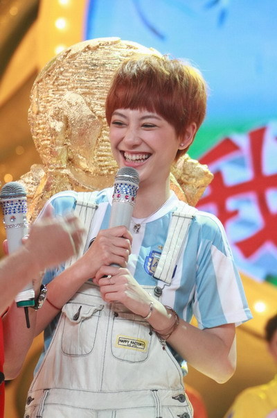 从甜美女孩到妩媚女人 应采儿造型回顾