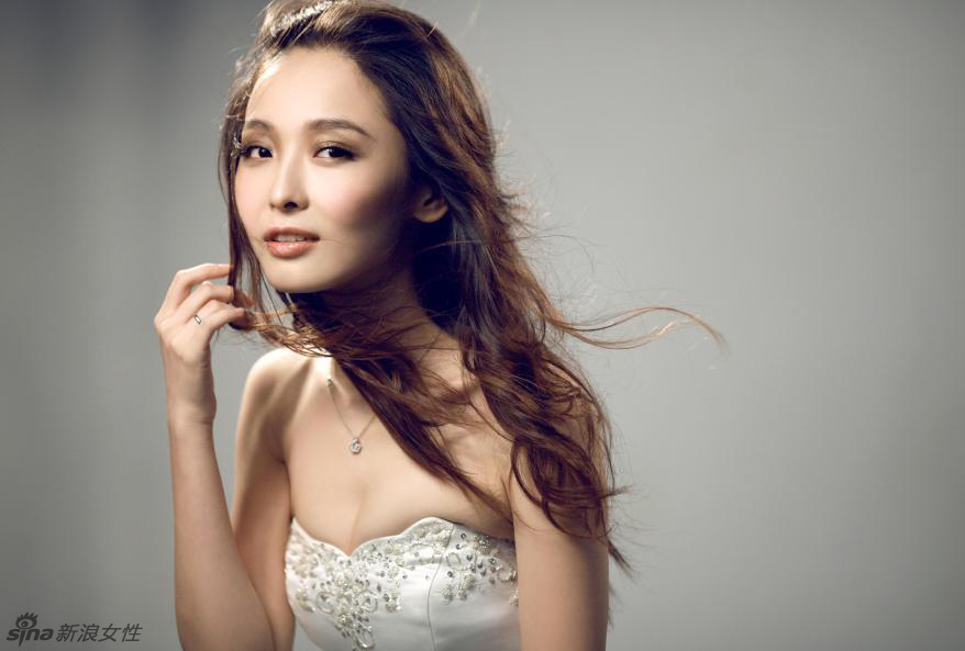 李曼拍摄写真 白色纱裙宛如新娘