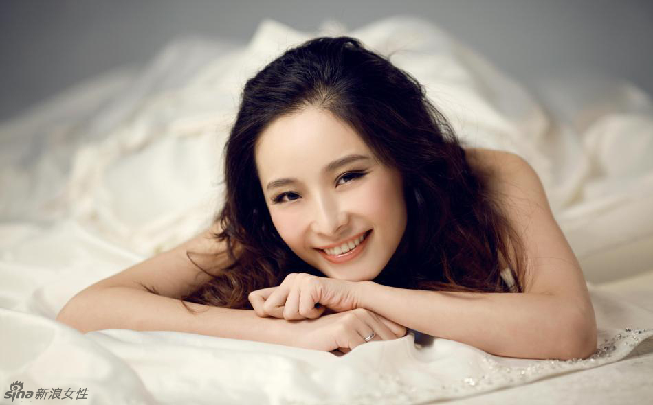 李曼拍摄写真 白色纱裙宛如新娘