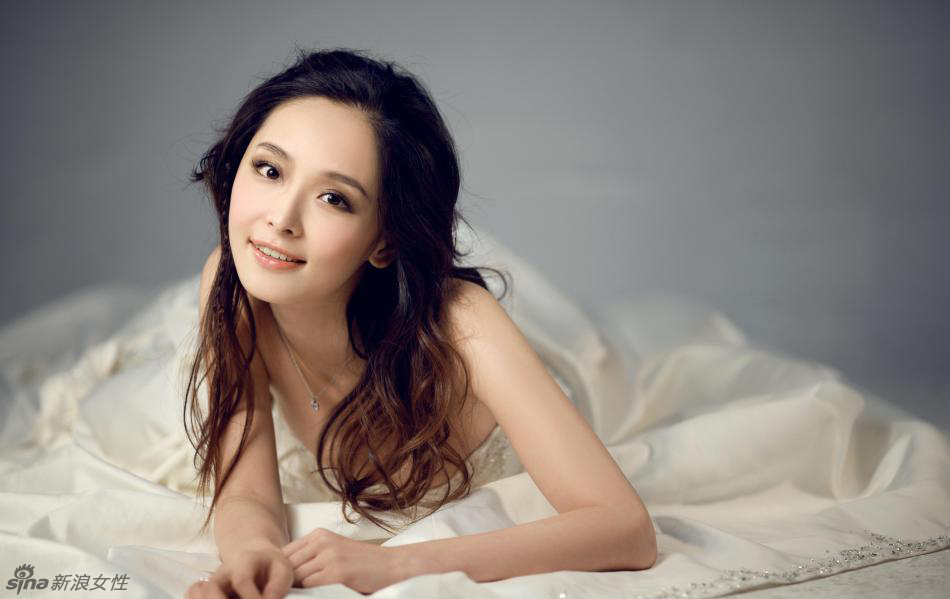 李曼拍摄写真 白色纱裙宛如新娘