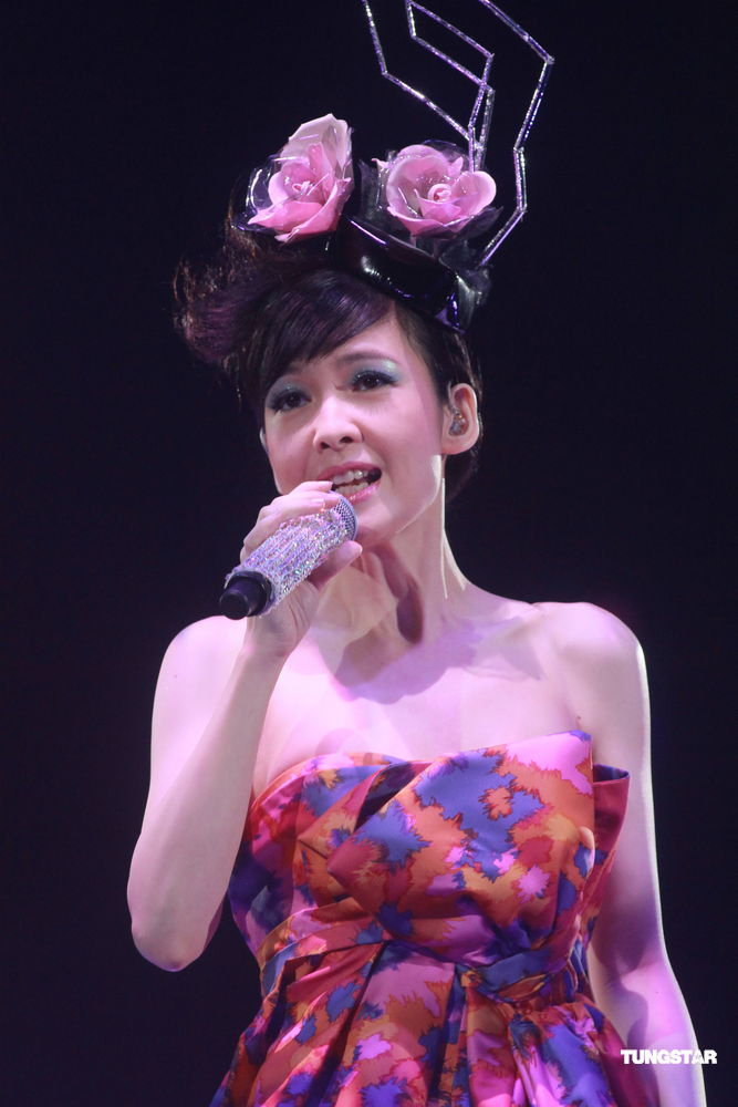 周慧敏演唱会 百变造型演绎不老神话