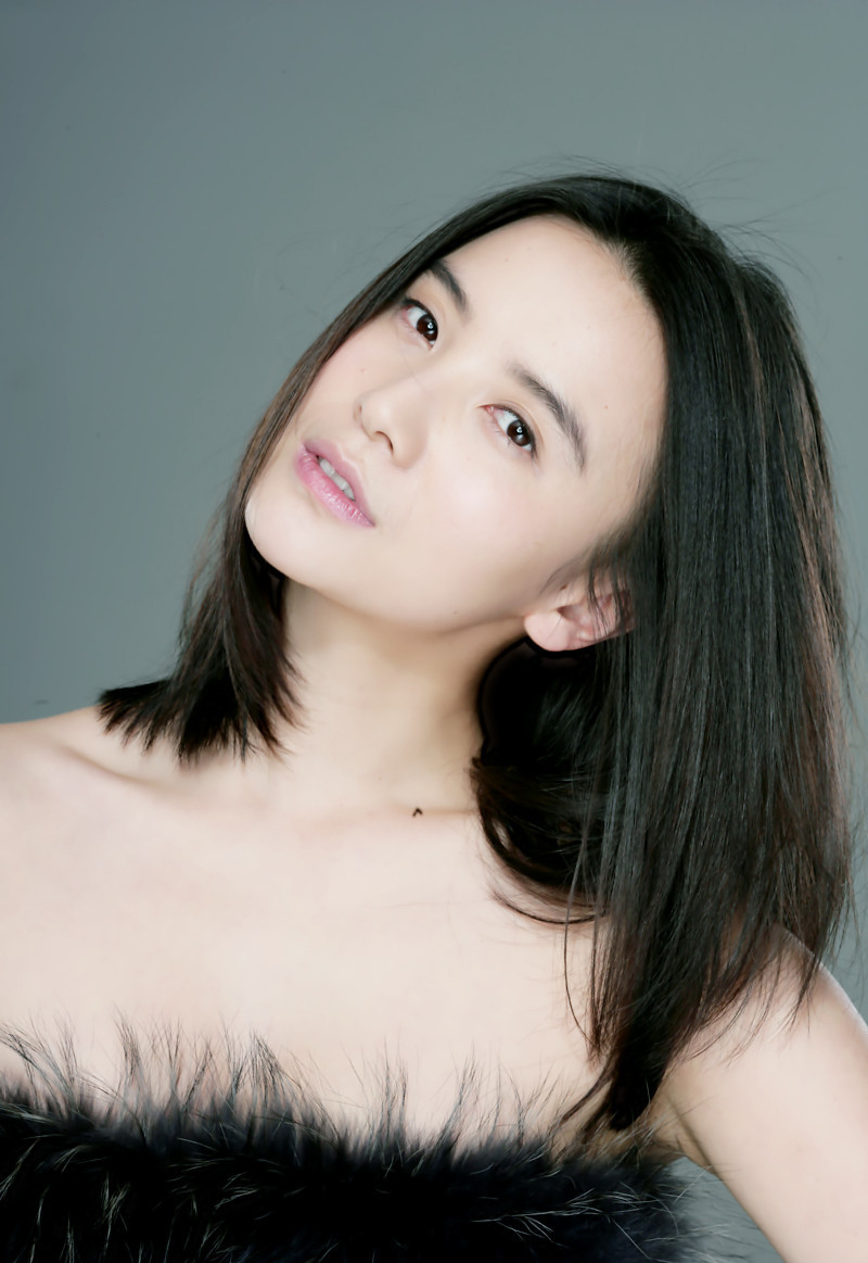 小宋佳最新裸妆写真