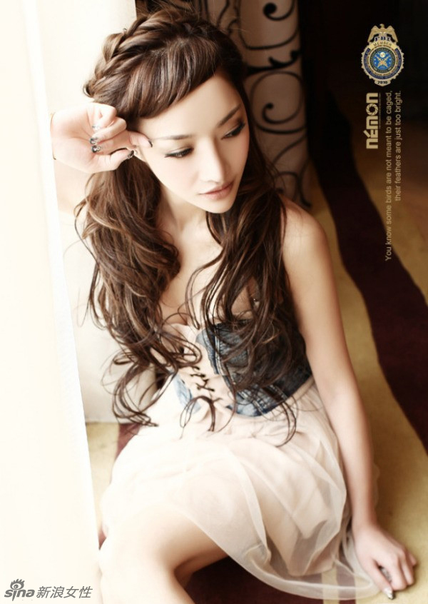 “翻版李小璐”林娜冰 “胸狠”写真