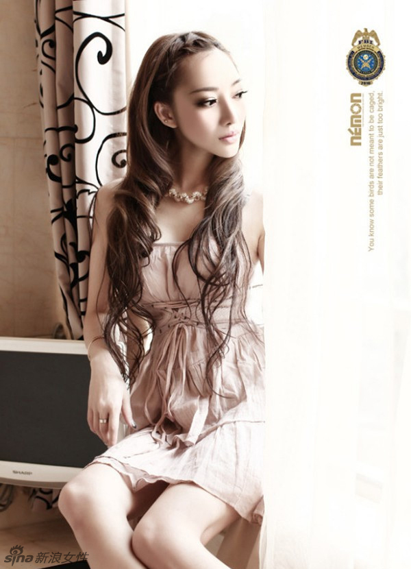 “翻版李小璐”林娜冰 “胸狠”写真