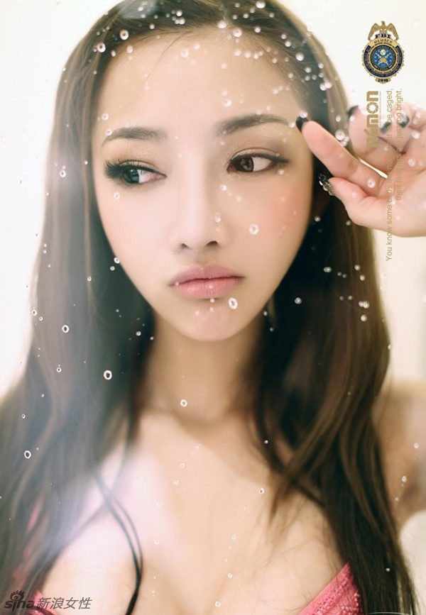 “翻版李小璐”林娜冰 “胸狠”写真