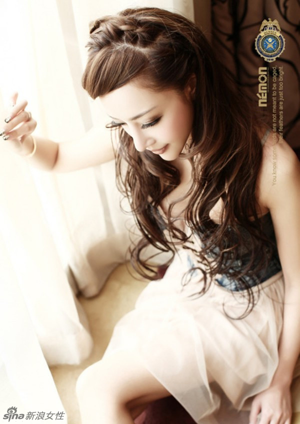 “翻版李小璐”林娜冰 “胸狠”写真