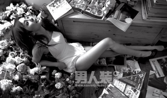 杨幂拍摄《男人装》写真 酥胸半露显性感