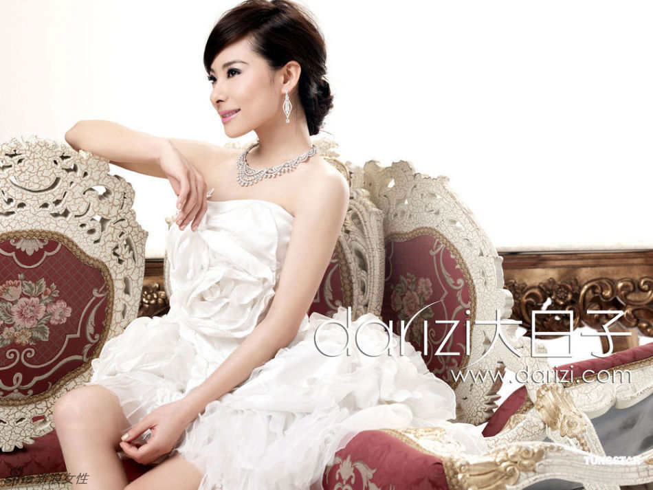 刘璇着婚纱拍摄时尚大片 笑言是最性感一次