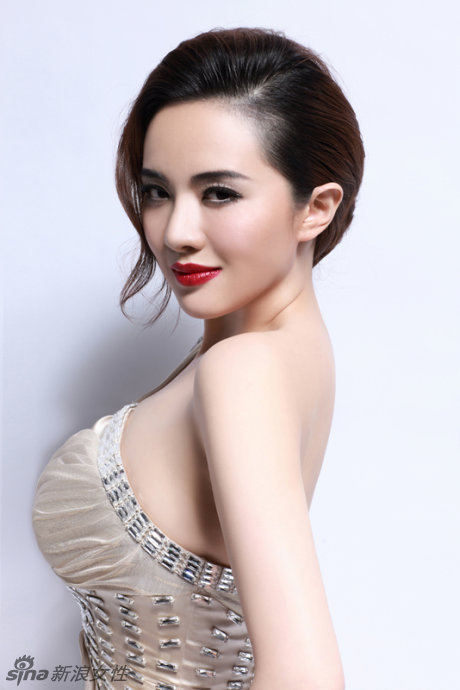 巨乳孟茜的红唇诱惑