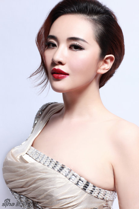 巨乳孟茜的红唇诱惑