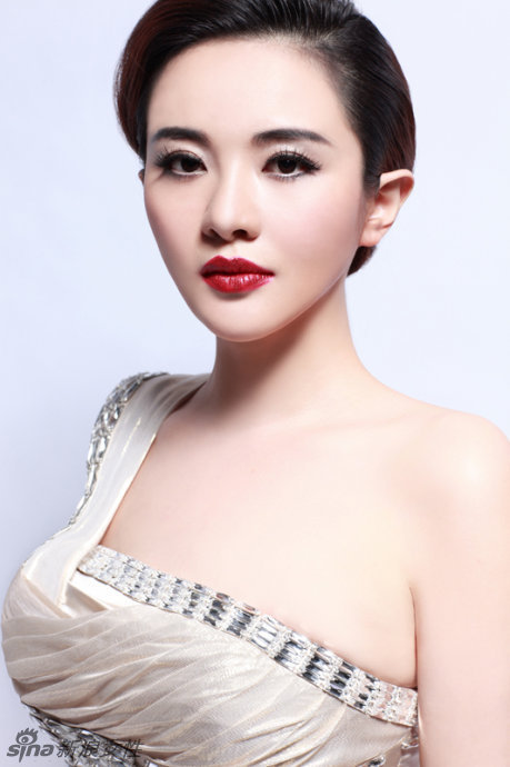 巨乳孟茜的红唇诱惑