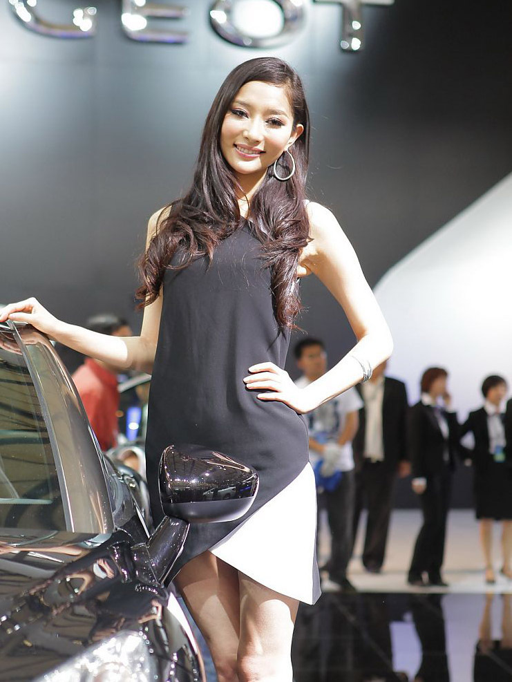 精致造型美车模 闪耀上海车展