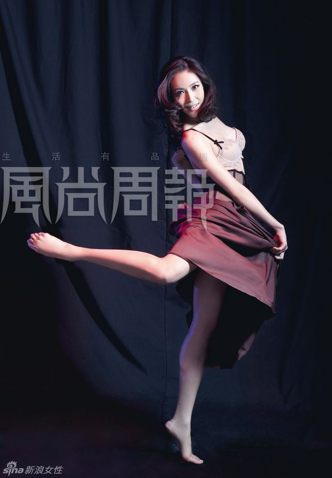 梁镜珂露美腿玩性感