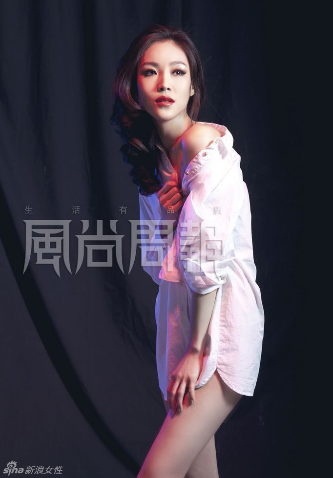 梁镜珂露美腿玩性感