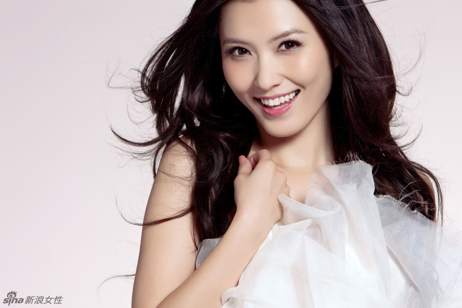 徐洁儿大露美背 风情雪肌诱惑无限