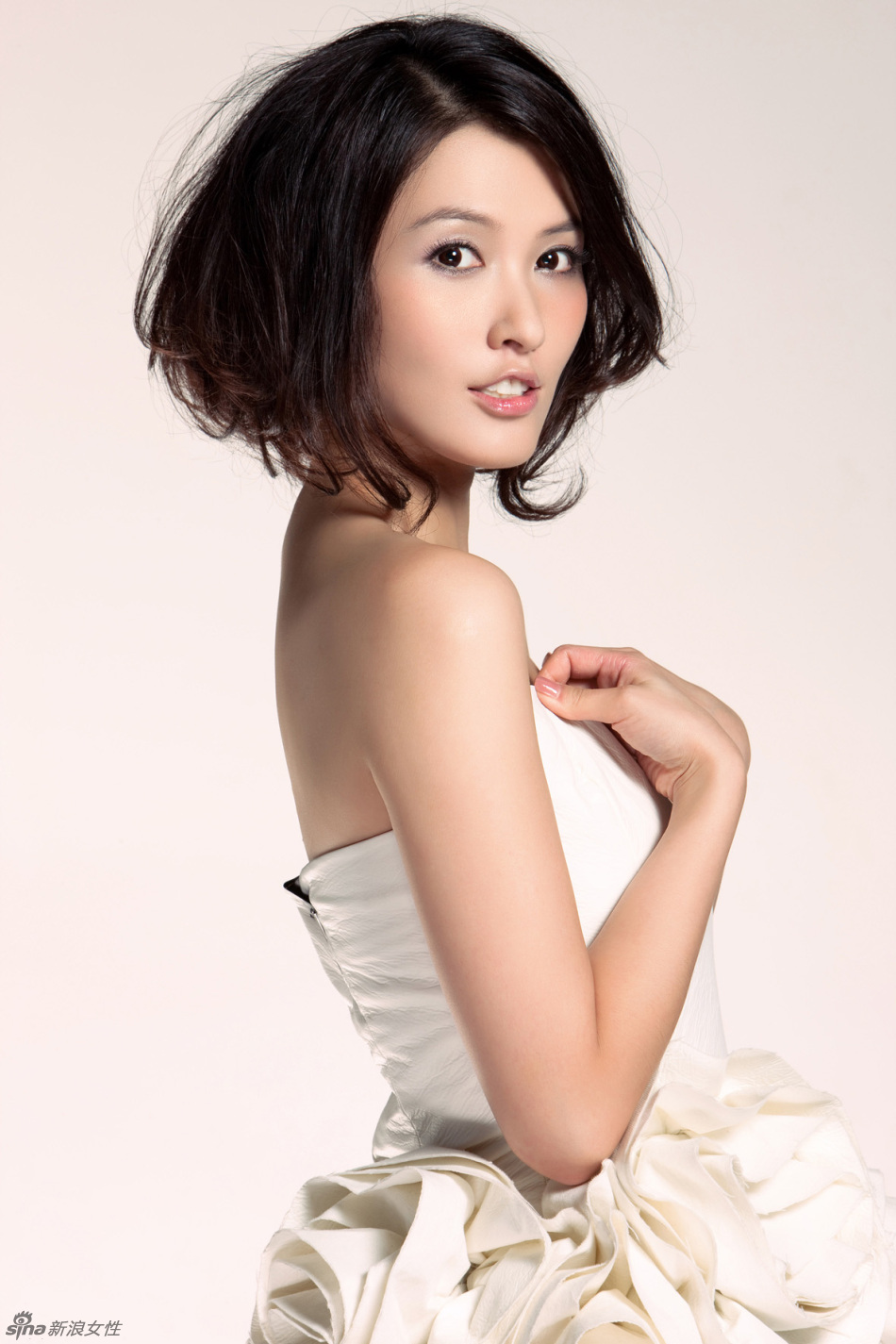徐洁儿大露美背 风情雪肌诱惑无限