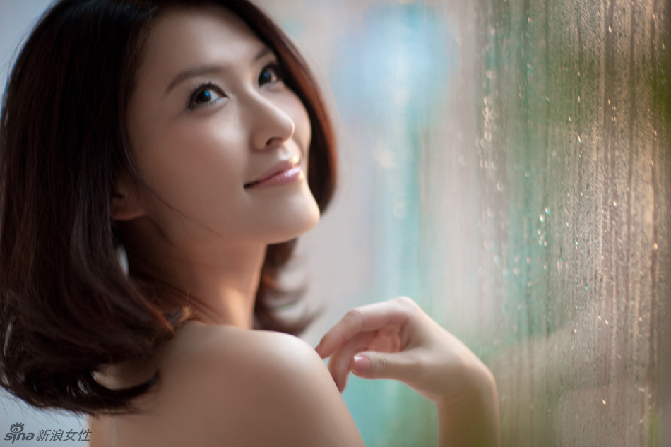徐洁儿大露美背 风情雪肌诱惑无限