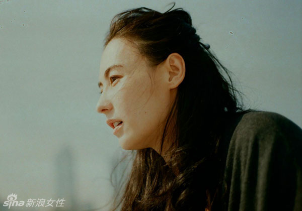 张柏芝婚变前写真 睡醒就去打仗