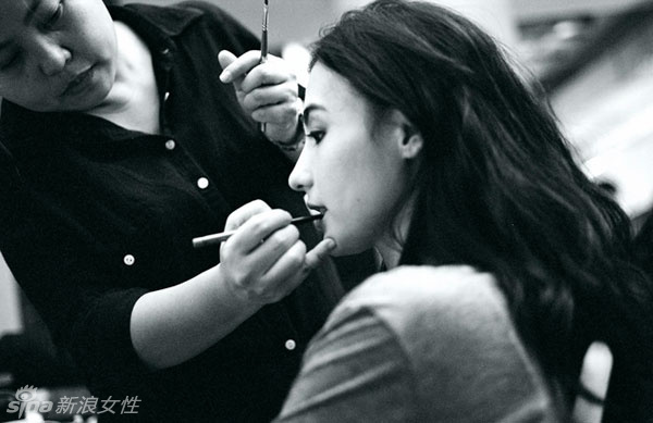 张柏芝婚变前写真 睡醒就去打仗