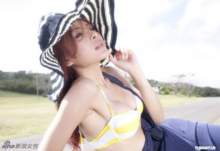 何佩瑜化身公路女孩 大秀性感事业线