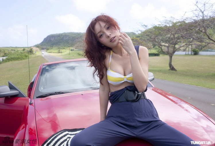 何佩瑜化身公路女孩 大秀性感事业线