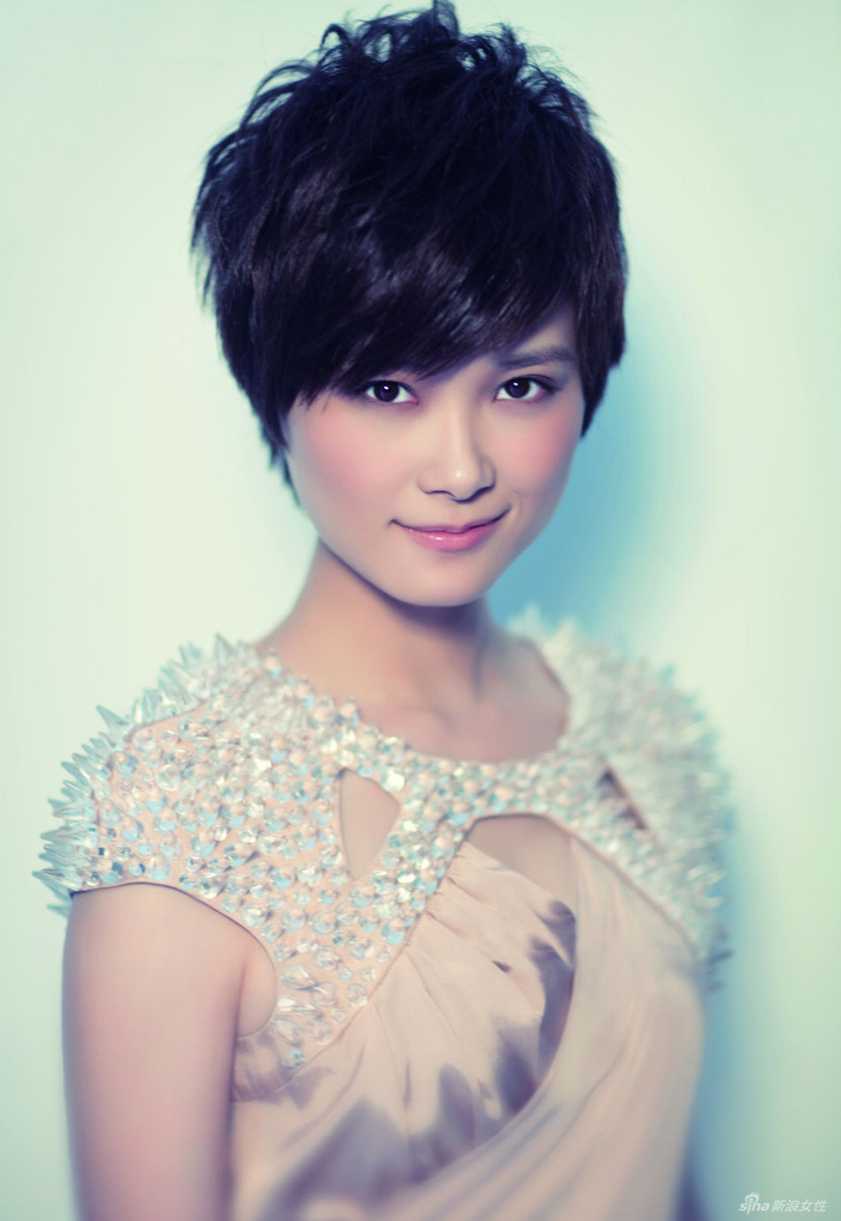 李宇春登《名汇Famous》封面 绽放清新自然之美