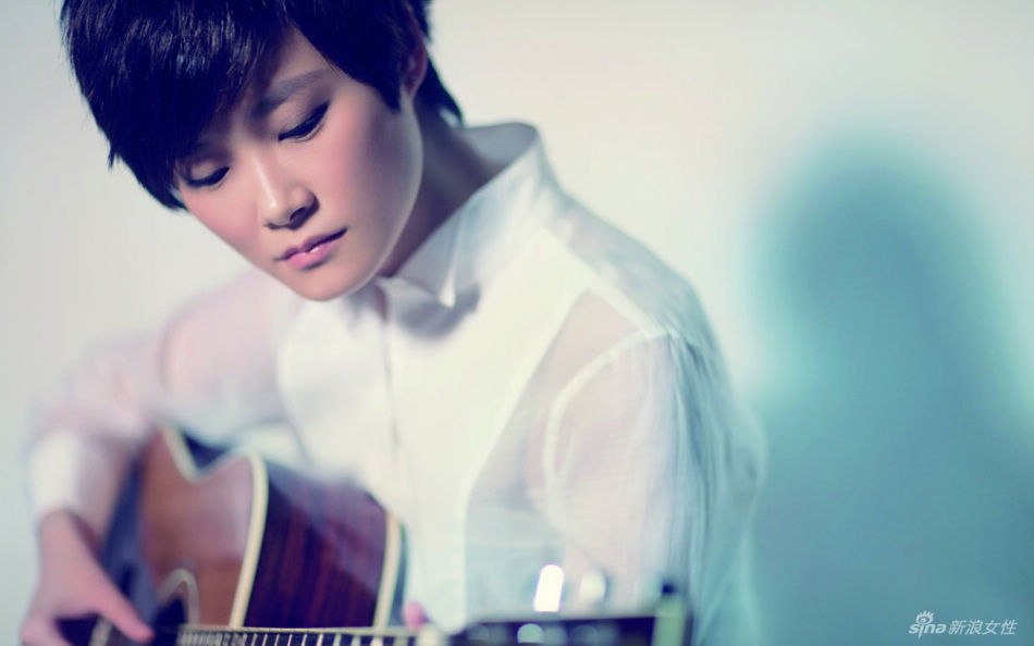 李宇春登《名汇Famous》封面 绽放清新自然之美