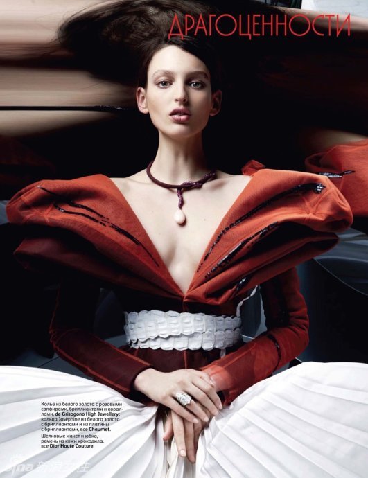 《Vogue》俄罗斯版珠宝大片 华美女人精致闪耀