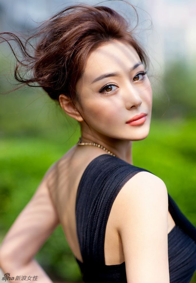 张馨予秀美背