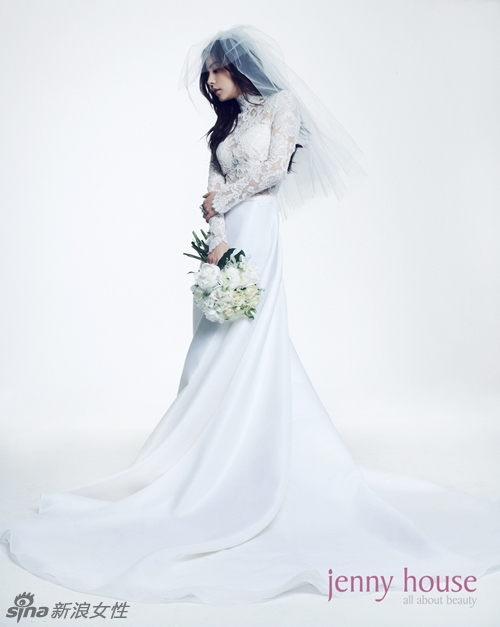 韩星闵孝琳拍婚纱写真 优雅娇媚眼神诱惑