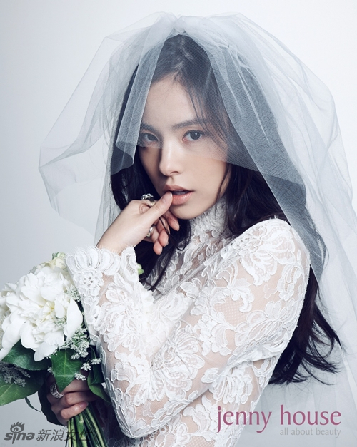 韩星闵孝琳拍婚纱写真 优雅娇媚眼神诱惑