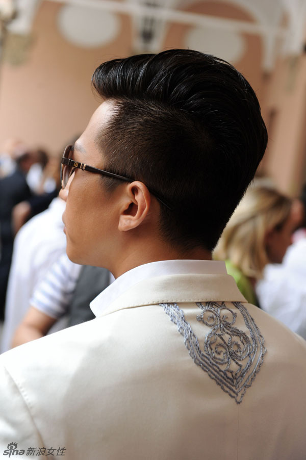 邓超现身米兰时装周 <em>短裤潮</em>装不忘耍宝