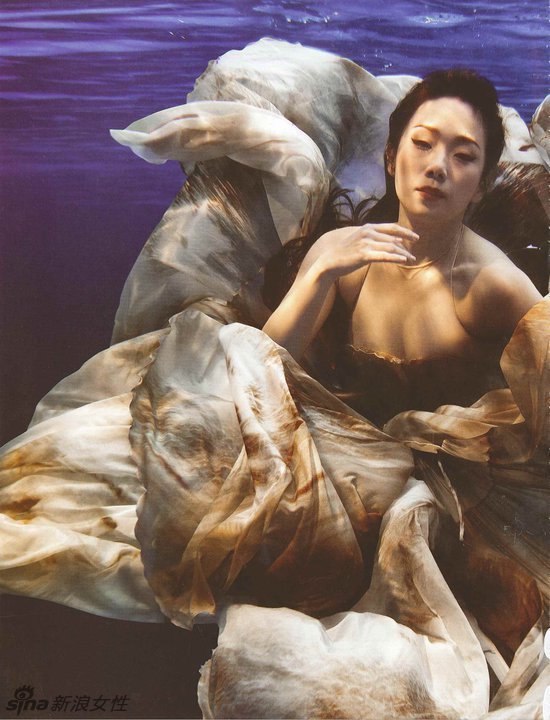 林忆莲潜水拍唯美写真