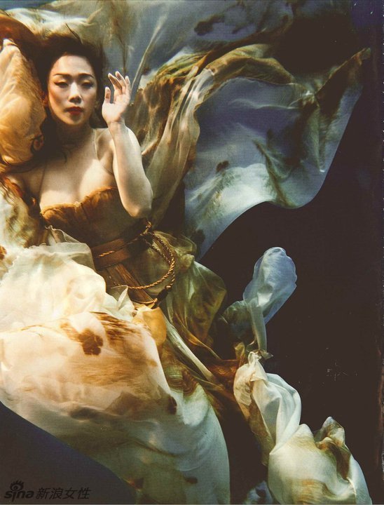 林忆莲潜水拍唯美写真