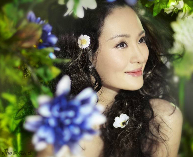 于越妆容精致