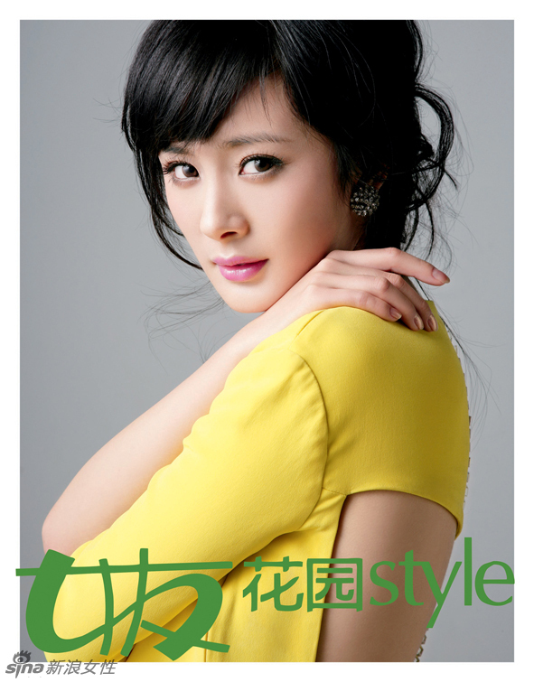 杨幂登《女友花园》封面 展示俏皮性感一面